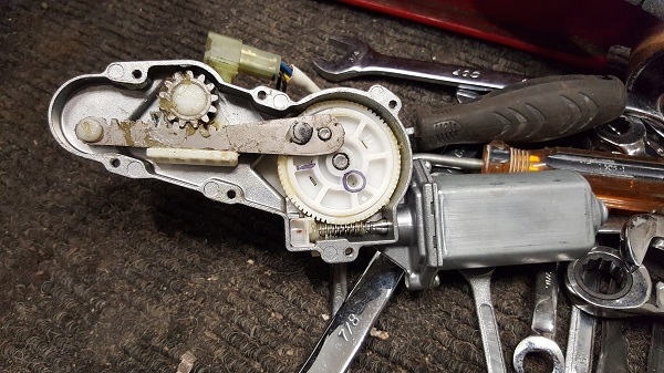 Rear wiper motor opened